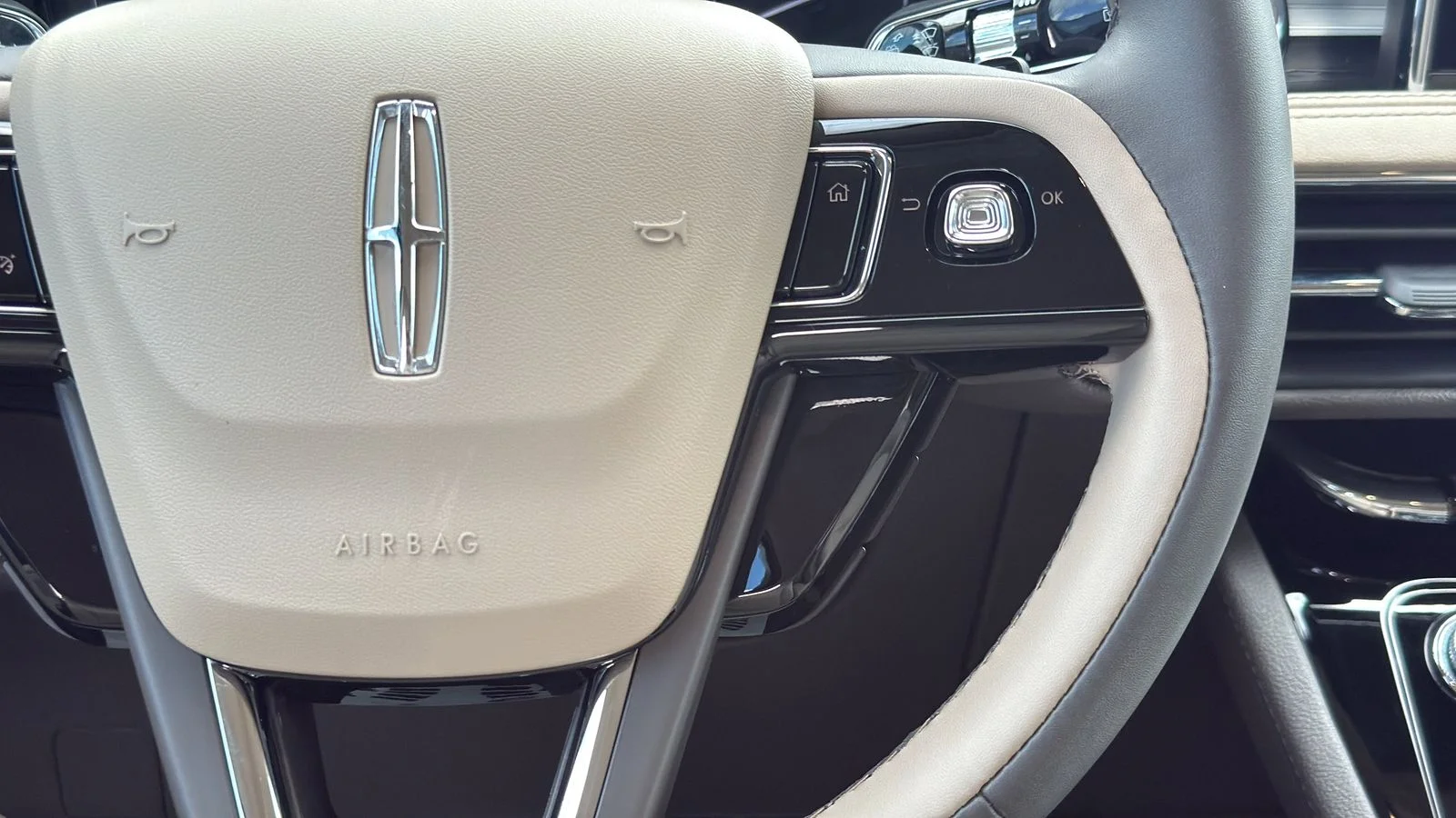 Used 2022 White Lincoln Standard image 15