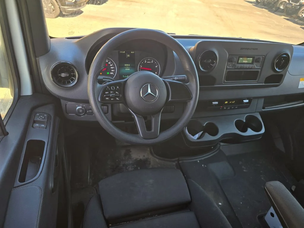 Used 2024  Mercedes-Benz Standard Roof image 5