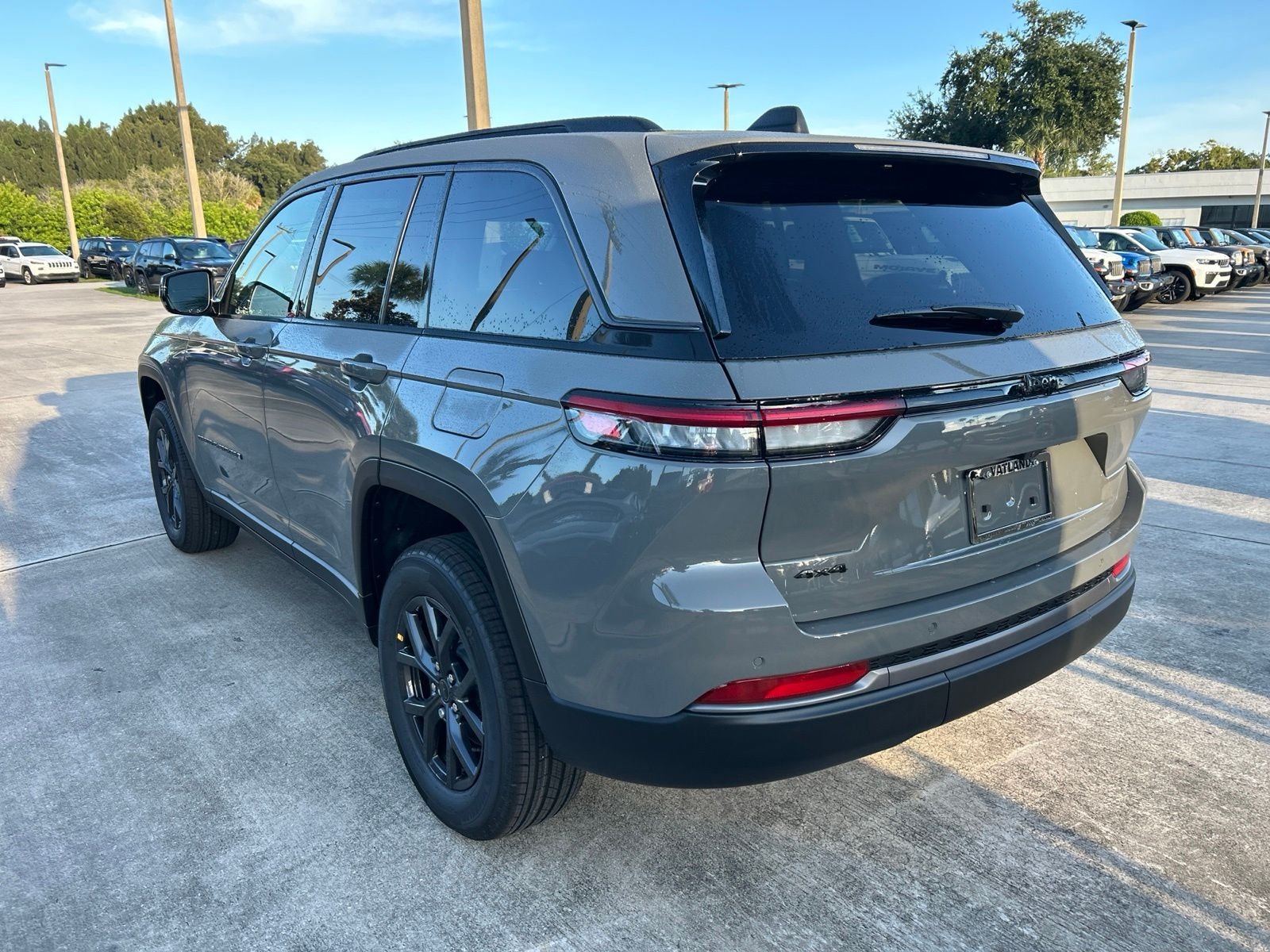 New 2027 Sting-Gray Clear-Coat Paint Jeep Laredo Altitude image 3