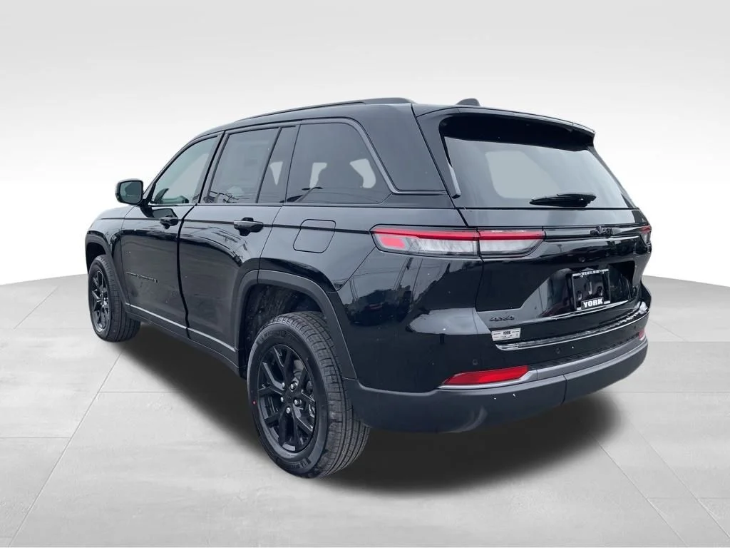 New 2026 Diamond Black Crystal Pearl-Coat Exterior Paint Jeep Altitude image 3