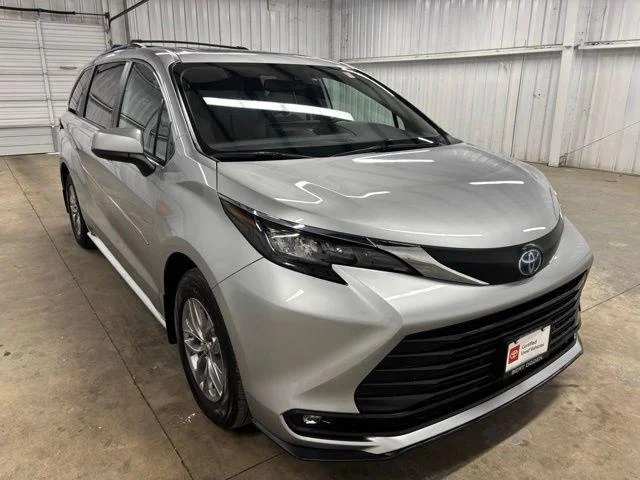 2025 Toyota Sienna XLE 8-Passenger Hybrid FWD's photo