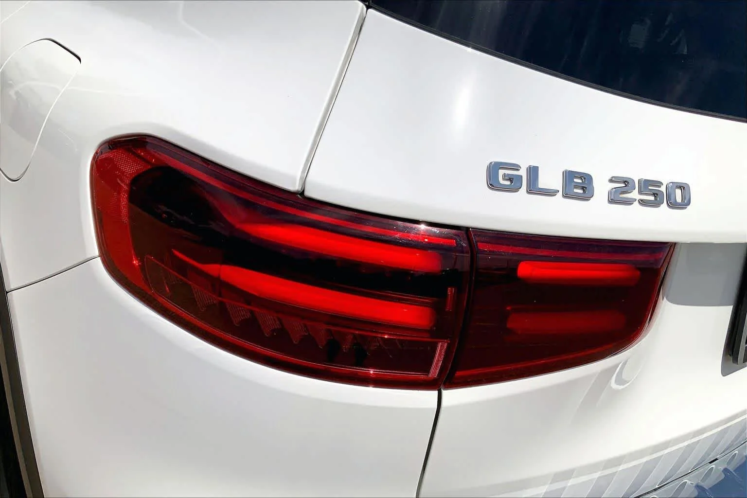 Used 2025 Polar White Mercedes-Benz GLB 250 image 32