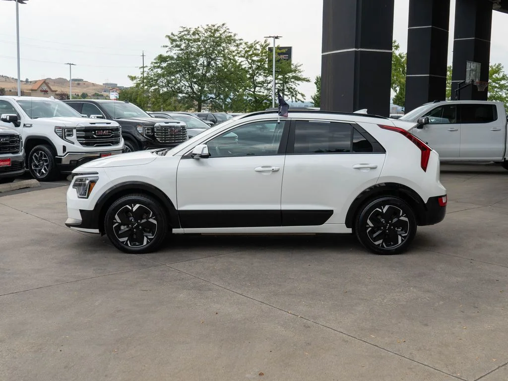 Certified Used 2024 White Kia Wind image 4
