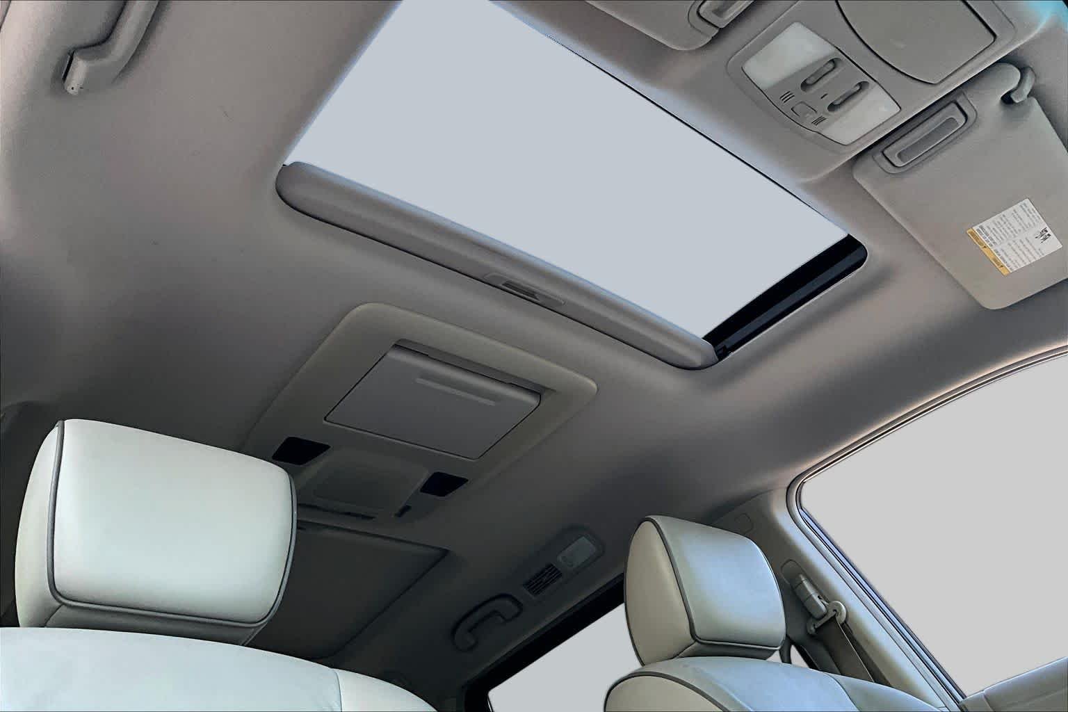 Used 2011 Platinum Graphite Nissan SL image 13