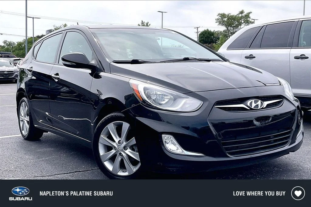 Used 2013 Black Hyundai SE image 1