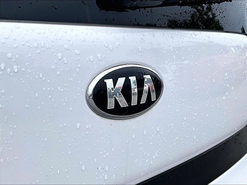 Used 2016 White Kia Base image 9
