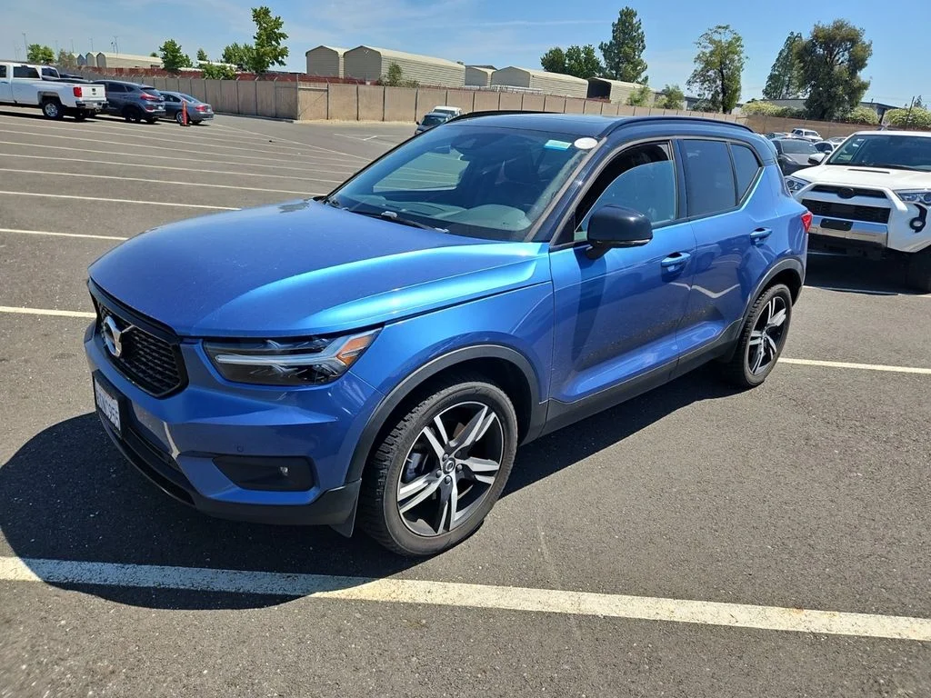 Used 2020 Blue Volvo R-Design image 4
