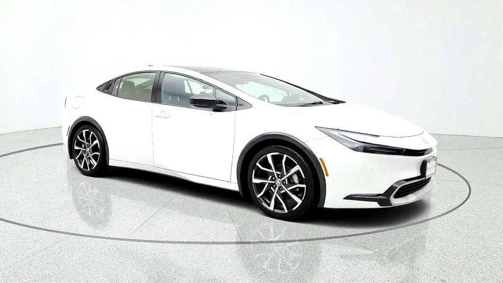 Used 2025 Wind Chill Pearl Toyota XSE Premium w/ Advanced Tech Pkg & Solar Roof image 3