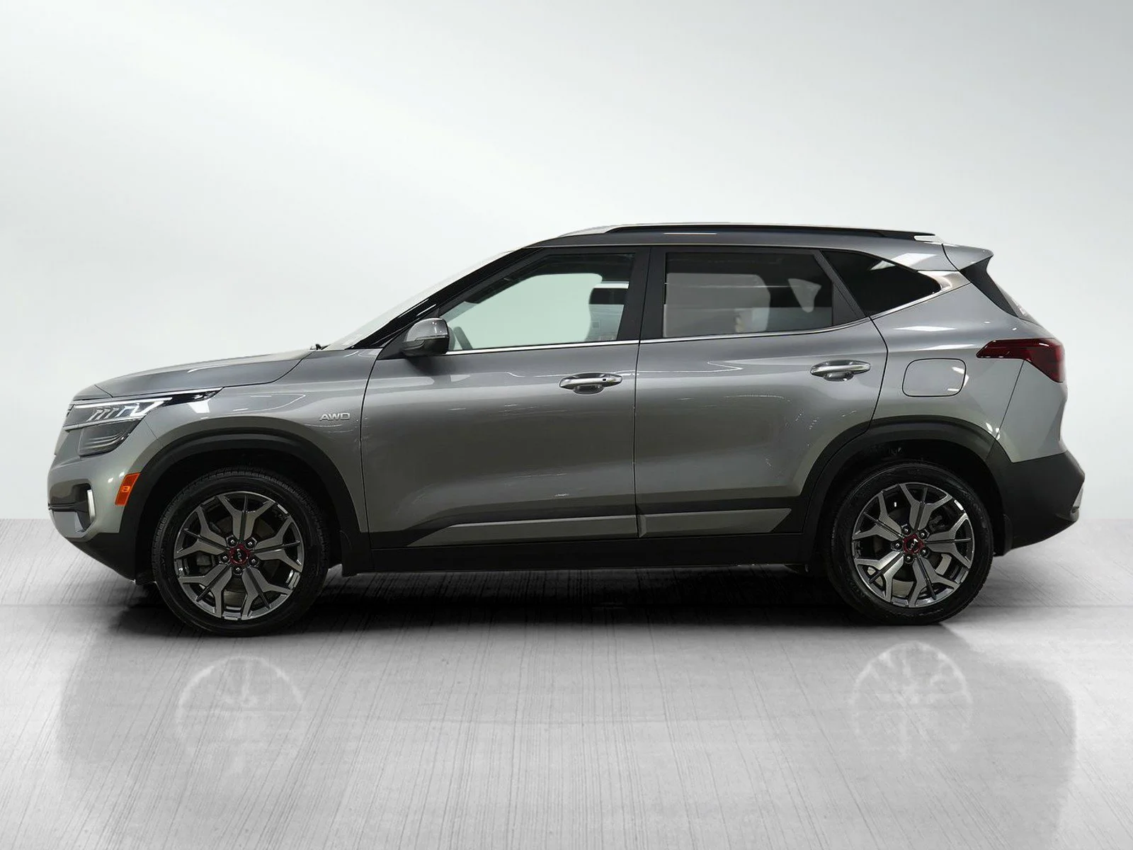 Used 2023 Kia Seltos SX with VIN KNDETCA2XP7458631 for sale in Minneapolis, Minnesota
