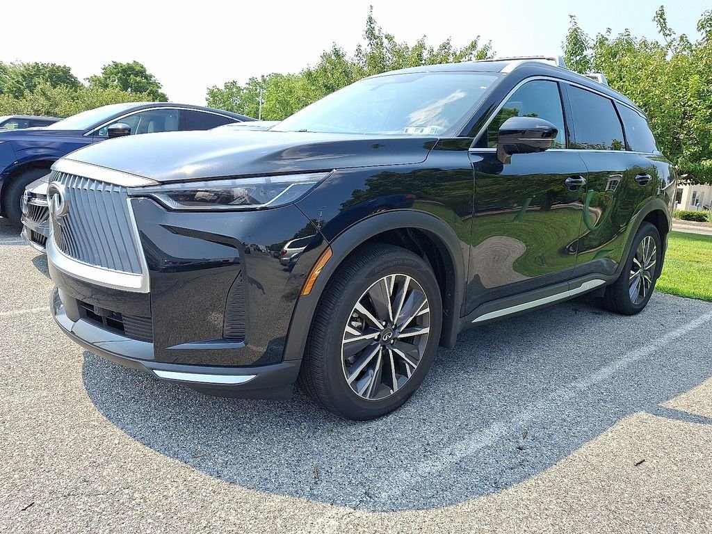Used 2026 Black INFINITI LUXE image 3
