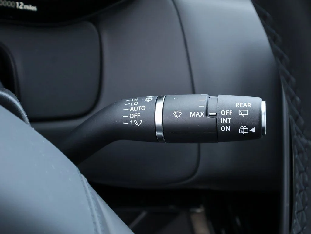 New 2025 Fuji White Land Rover Dynamic SE image 33