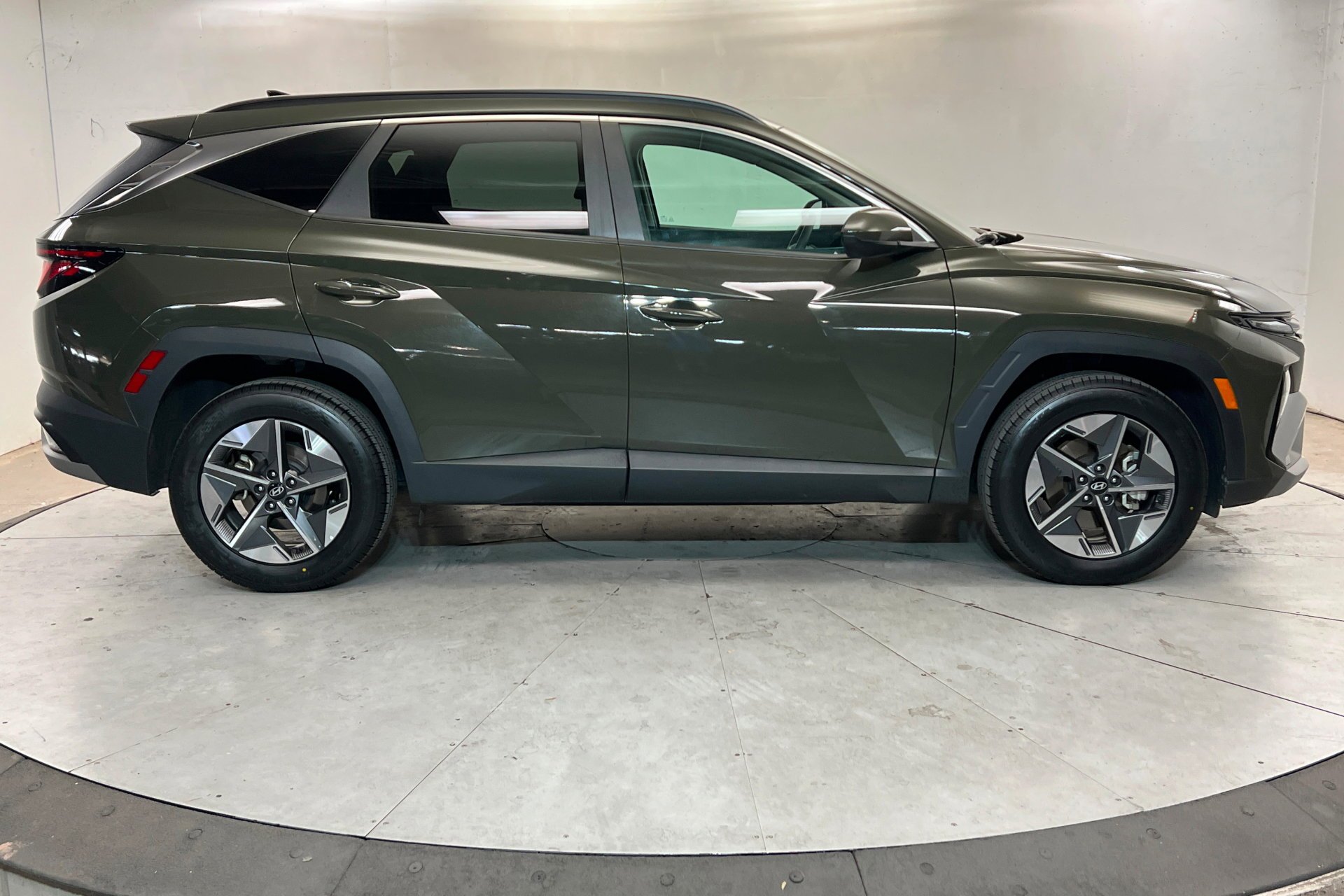 Used 2025 Rockwood Green Hyundai SEL image 7