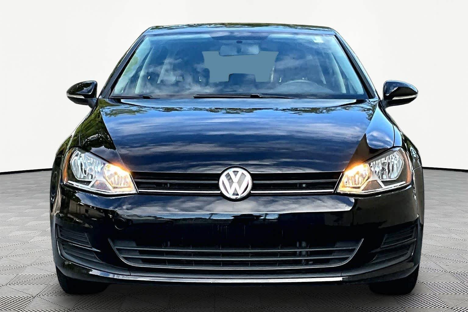 Pre-Owned 2017 Volkswagen Golf S