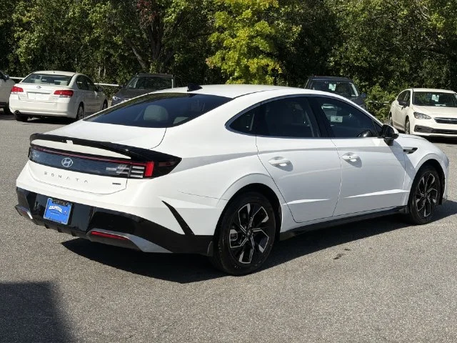 Used 2025 White Hyundai SEL image 13