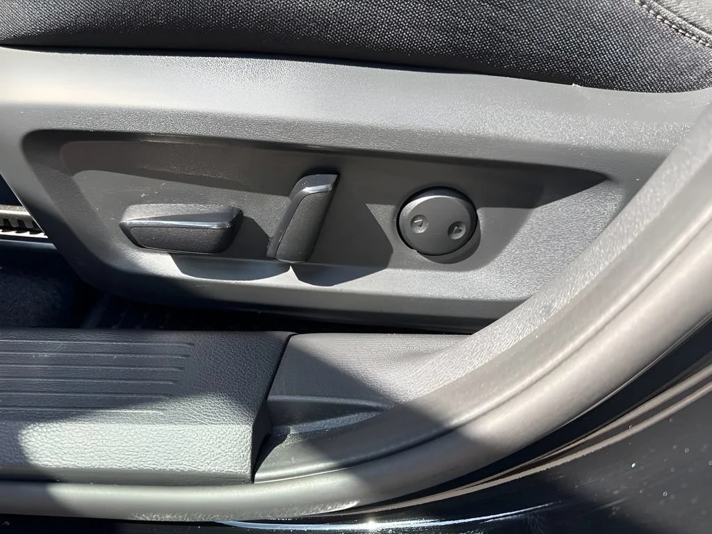Used 2023  Nissan SV image 10