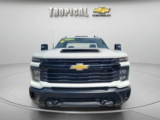 New 2025 Summit White Chevrolet WT image 8