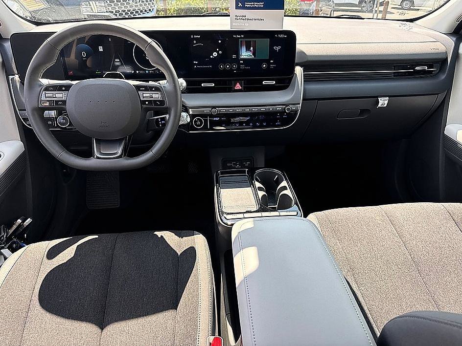 Used 2025 Atlas White Hyundai SE image 9