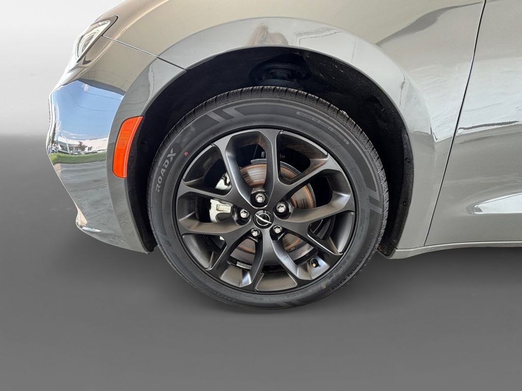 Used 2025 White Chrysler Limited image 15