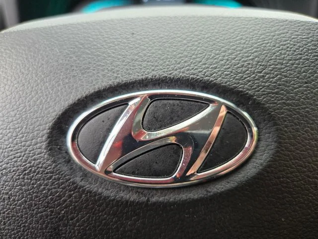 Used 2025 White Hyundai SEL image 33