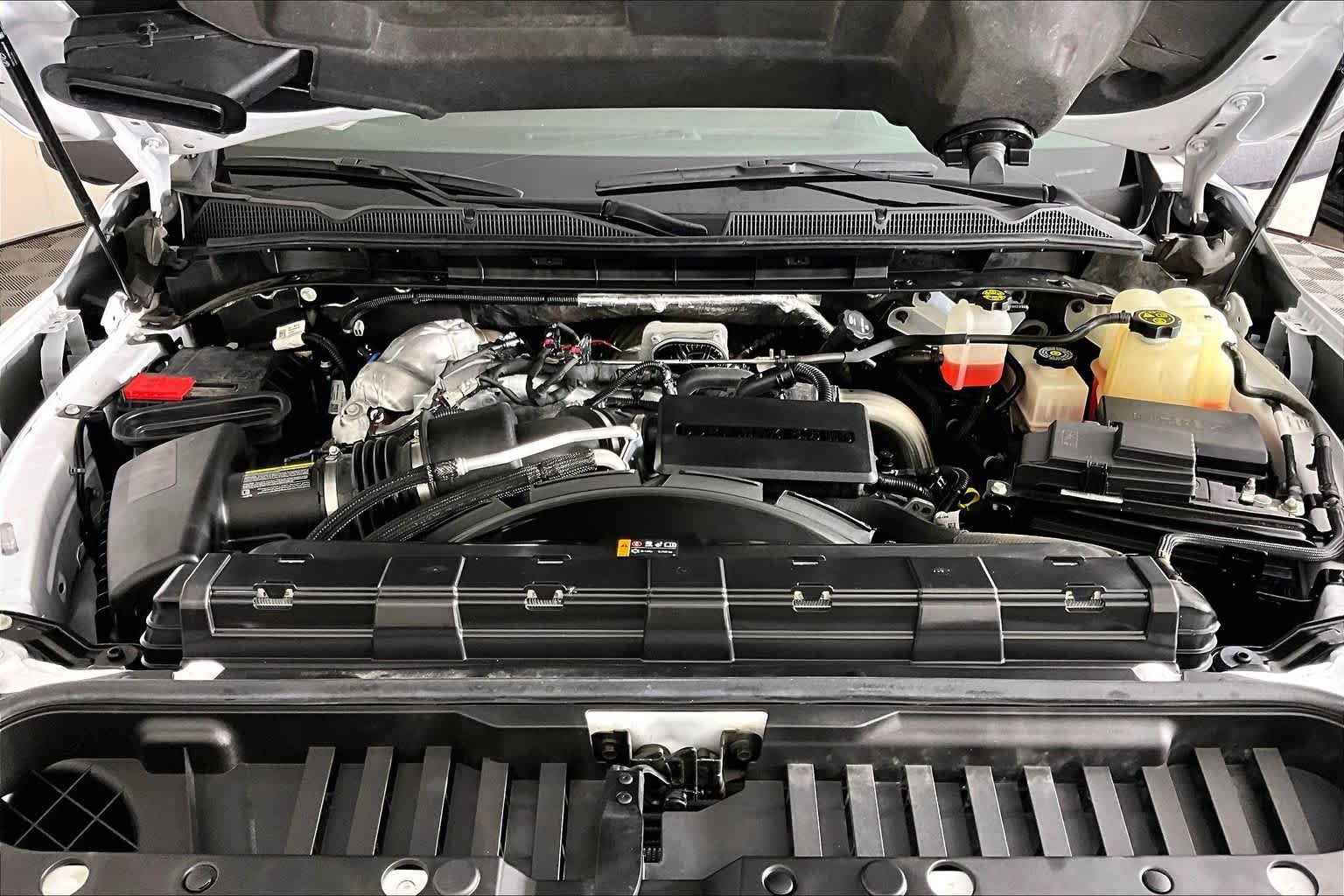 Used 2024 White Frost Tricoat GMC Denali image 29
