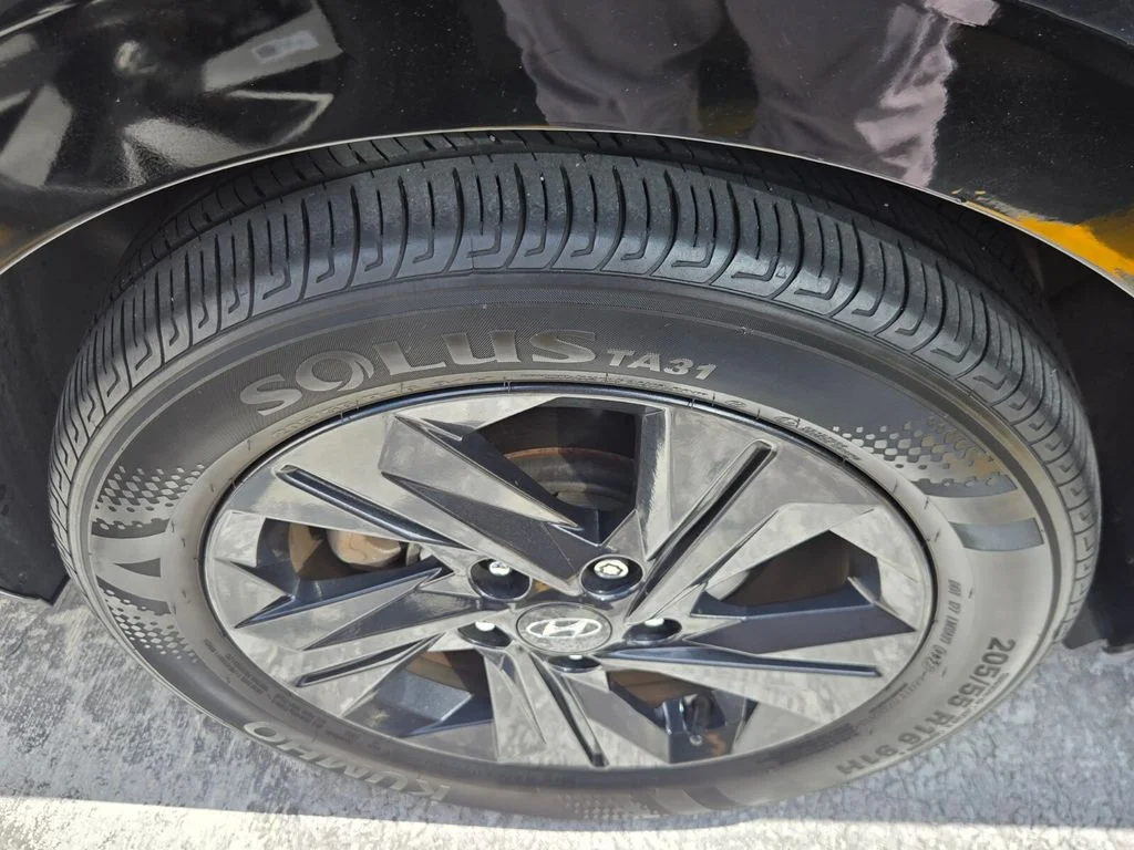 Used 2023 Black Hyundai SEL image 6