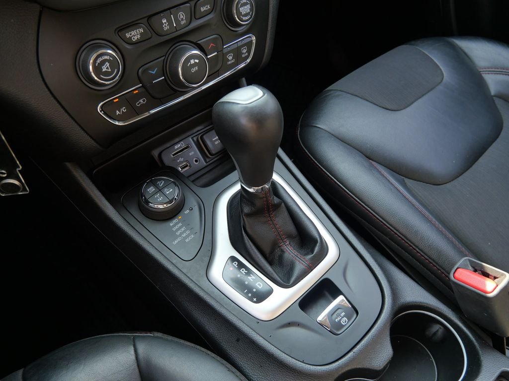 Used 2017 Silver Jeep Trailhawk image 25