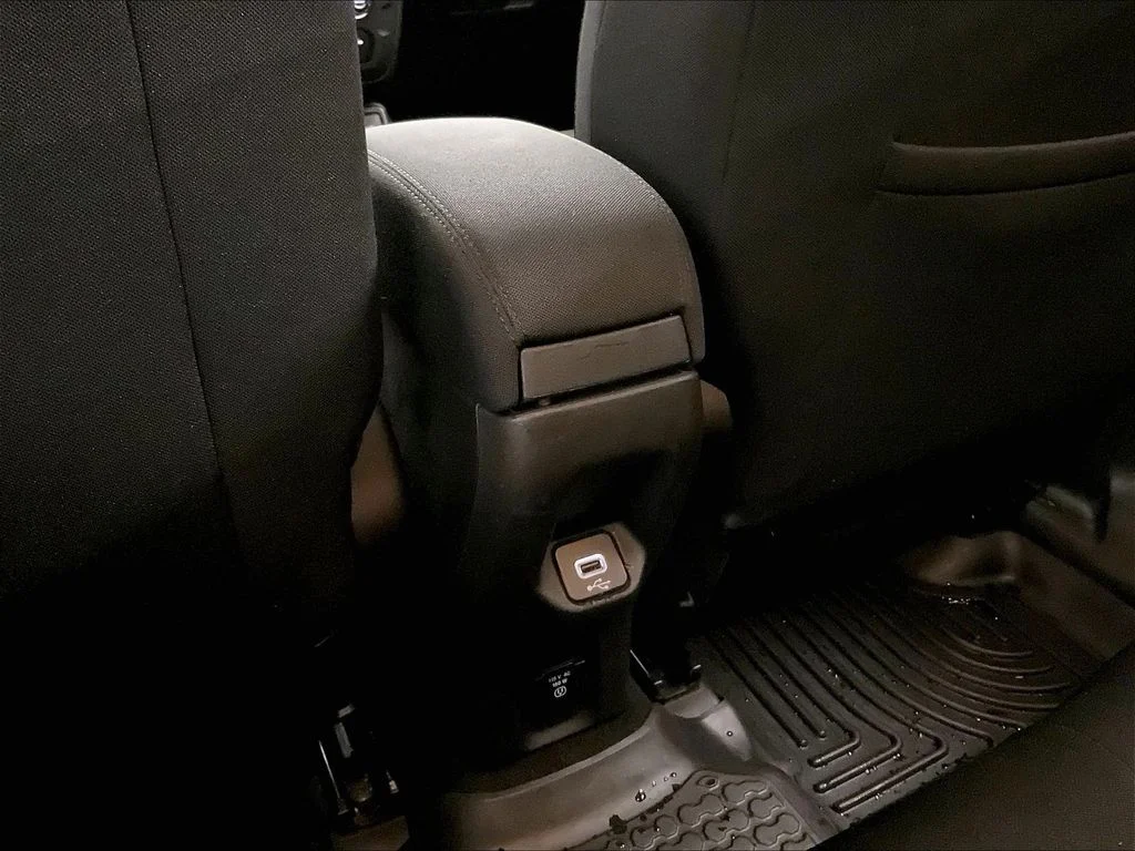 Used 2021 White Jeep Latitude image 37