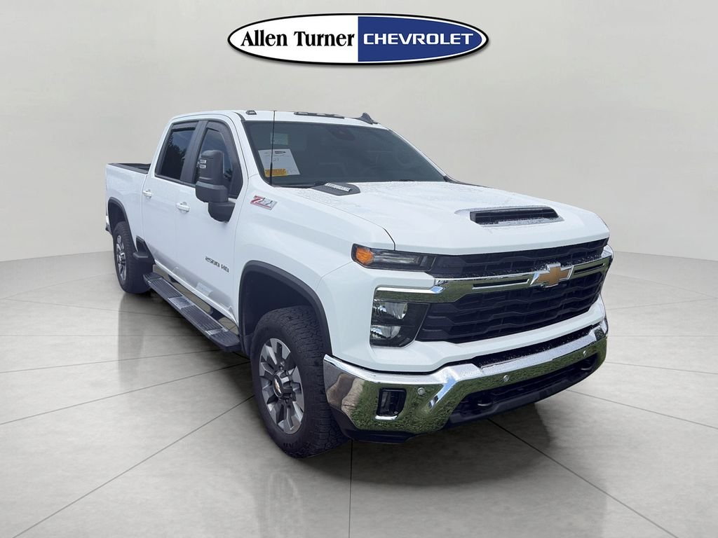 Used 2025 White Chevrolet LT image 4