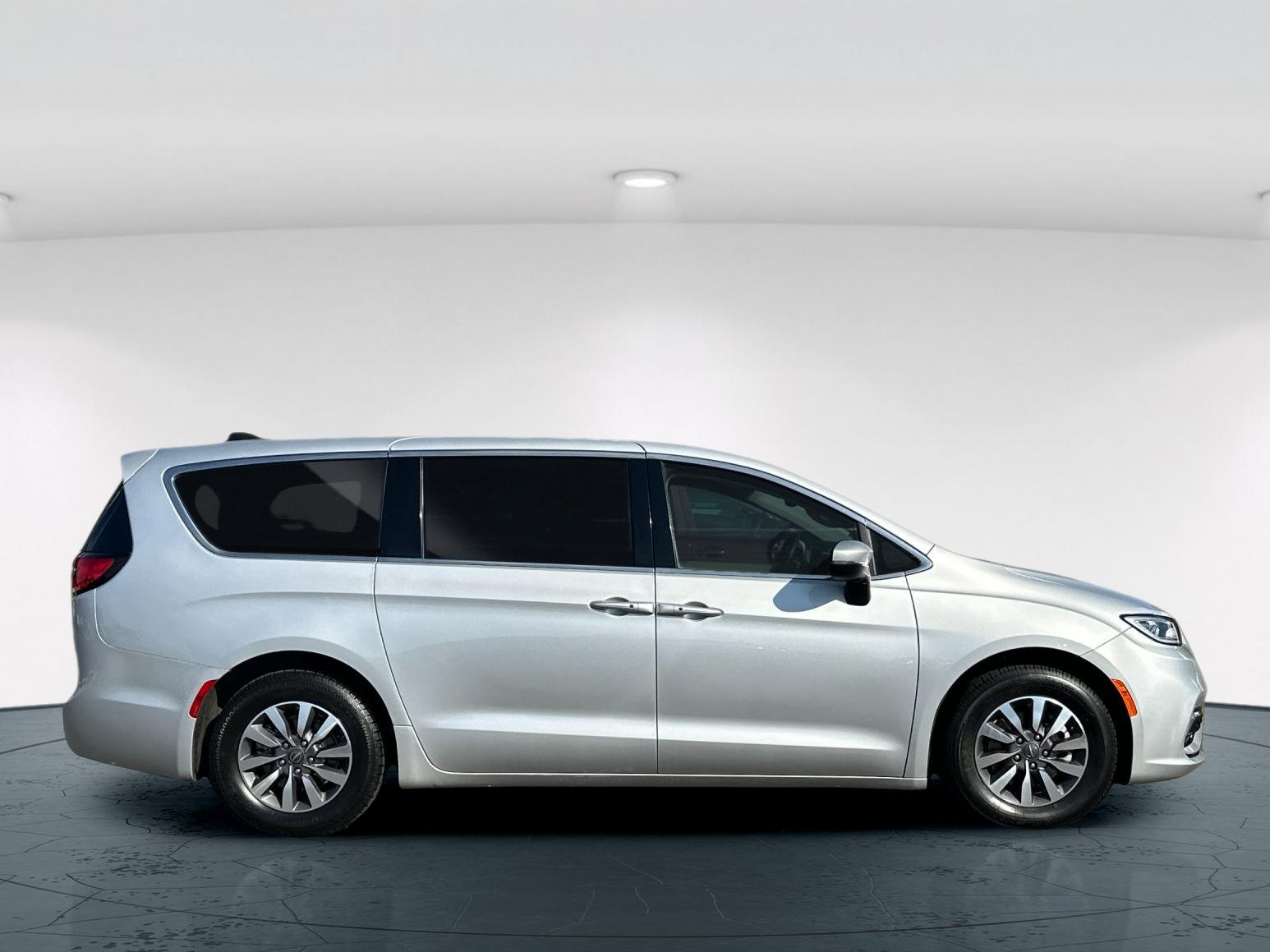 Used 2023 Silver Mist Clearcoat Chrysler Touring L 4D Passenger Van image 7