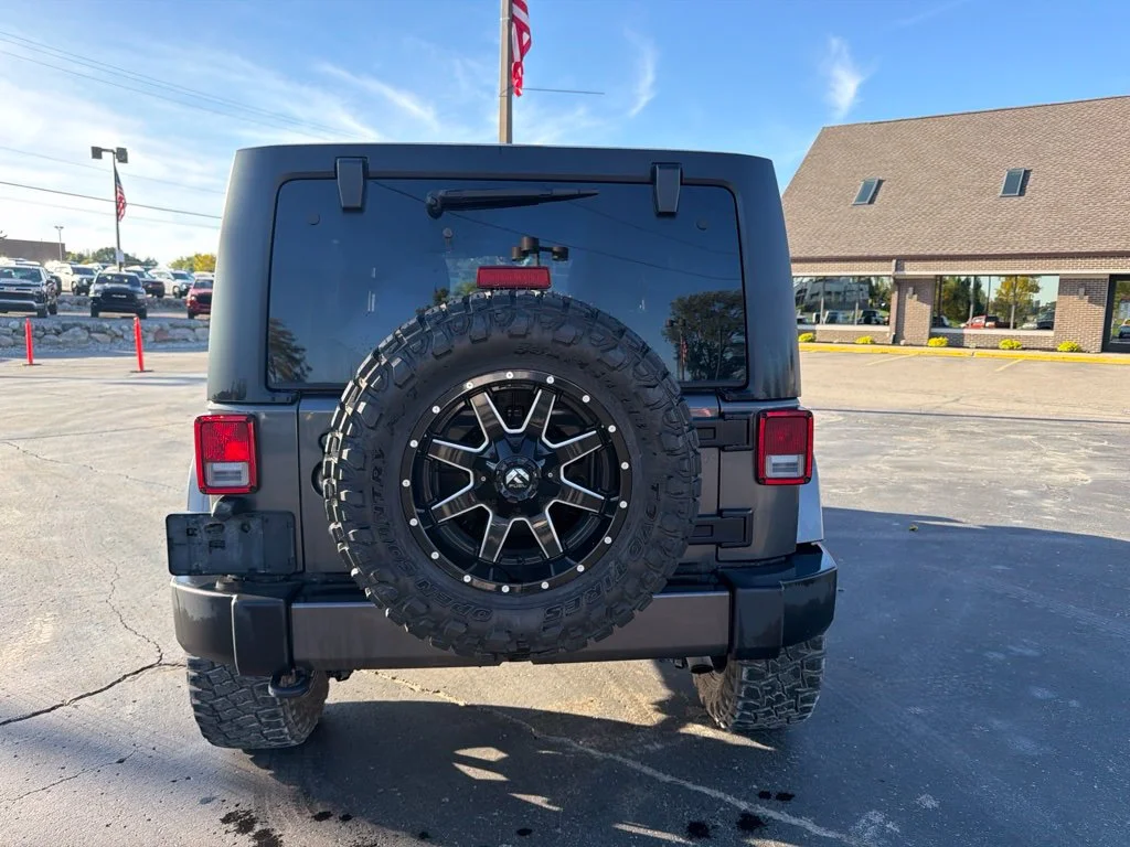 Used 2018 Gray Jeep Unlimited Sahara image 3