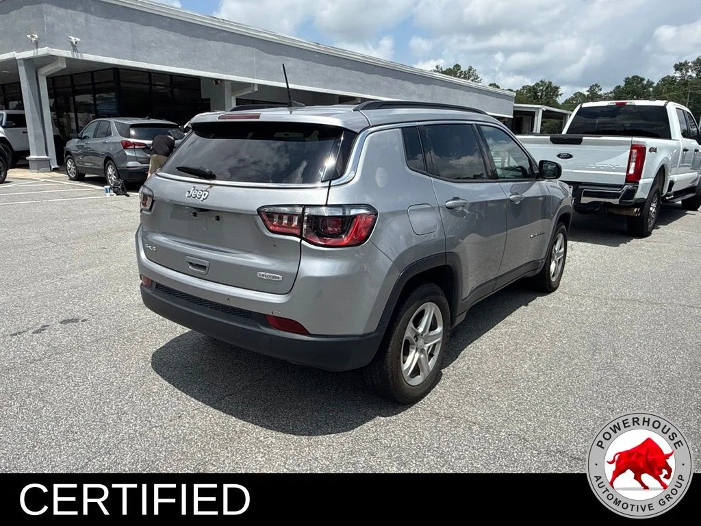 Used 2024  Jeep Latitude image 6