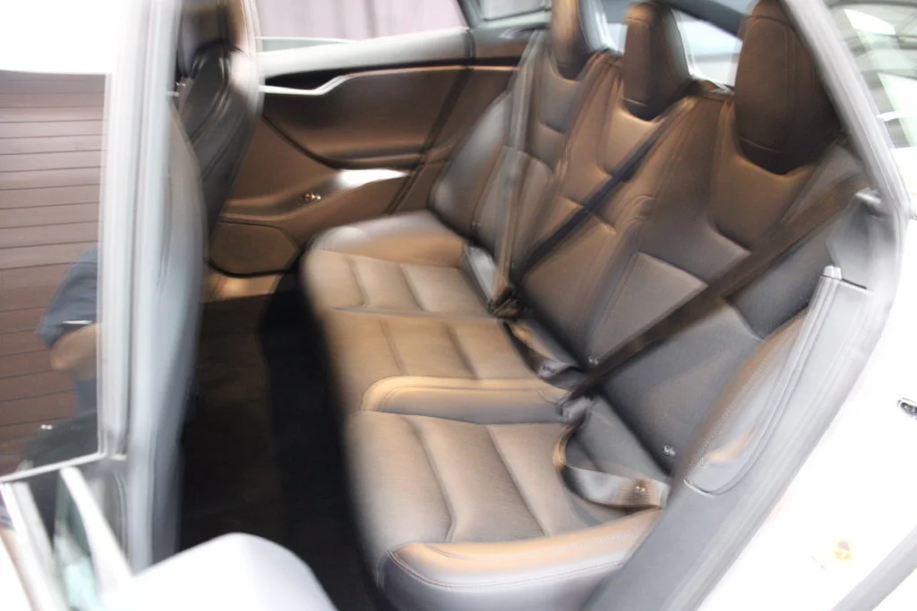 Used 2018 Obsidian Black Metallic Tesla  image 33