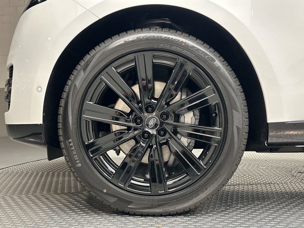 Used 2023 Fuji White Land Rover SE image 10
