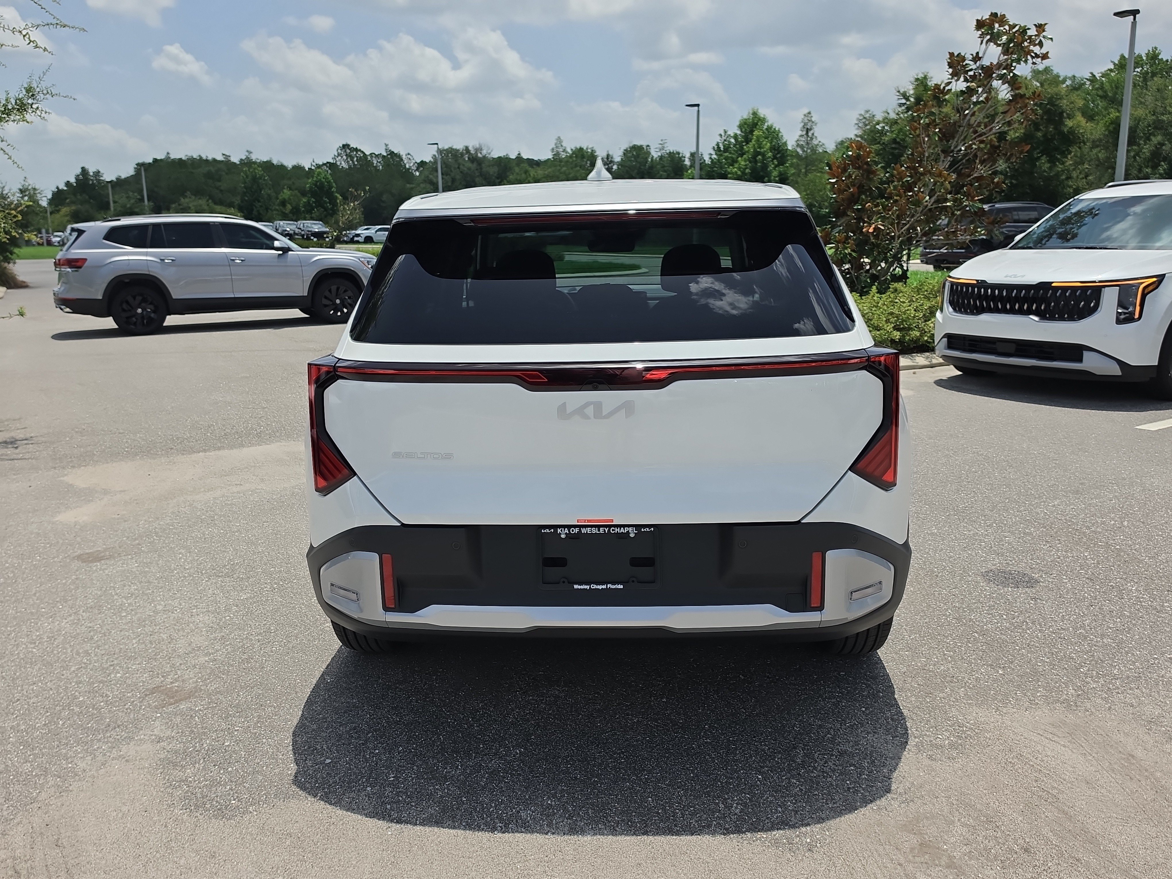 New 2027 Snow White Pearl Kia LX image 7