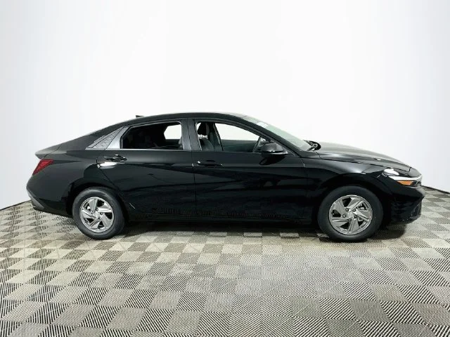 New 2026 Black Hyundai SE image 2