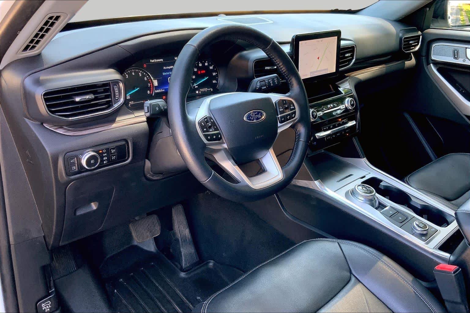 Used 2023 Star White Metallic Tri-Coat Ford Limited image 18