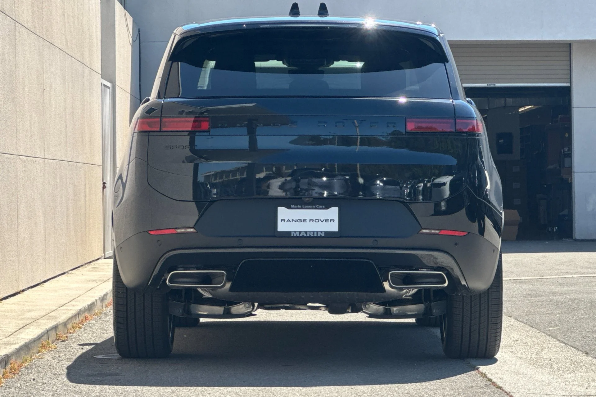 New 2026 SANTORINI BLACK Land Rover SE image 7