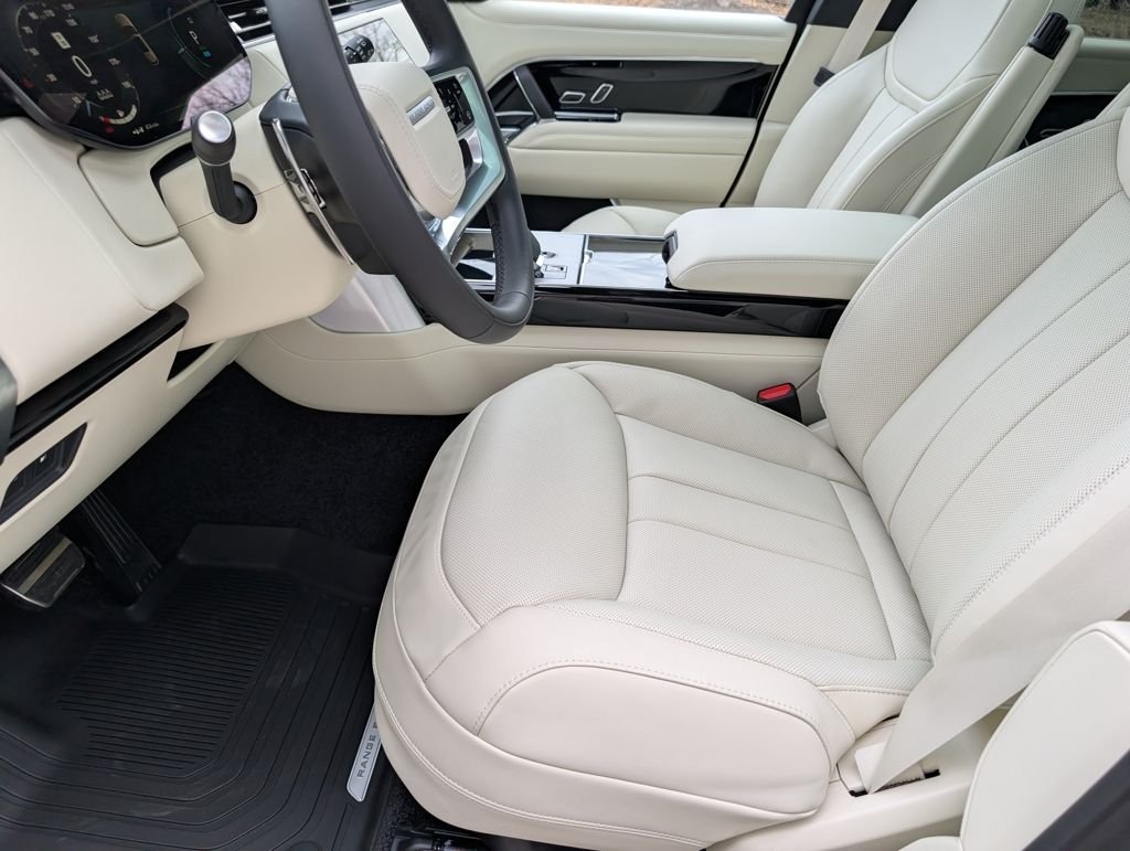 New 2026 Eiger Grey LAND ROVER SE PHEV image 24