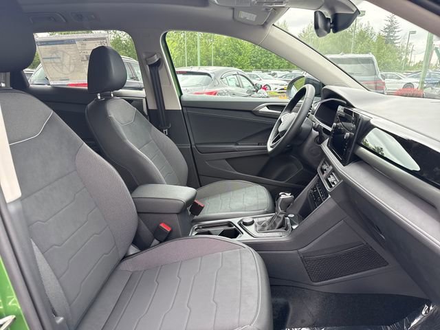 New 2026 Bright Moss Green/Blk Rf Volkswagen SE Black image 10