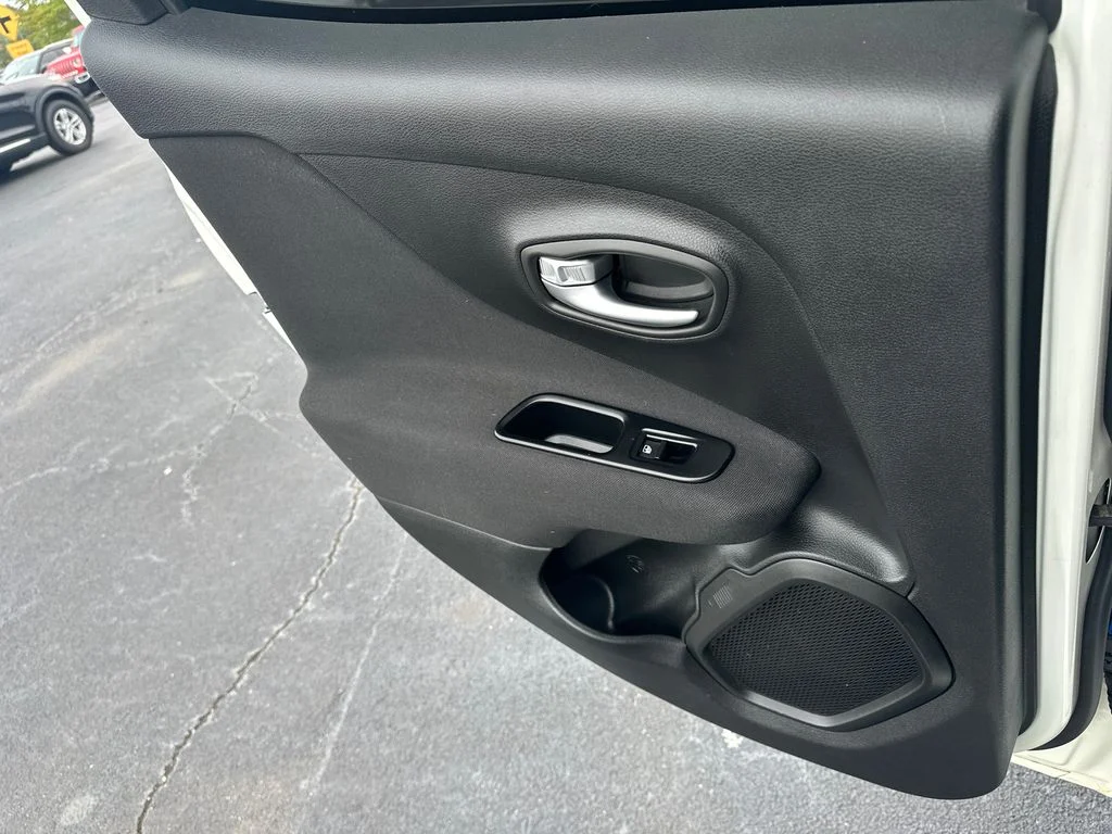 Used 2019 White Jeep Latitude image 21