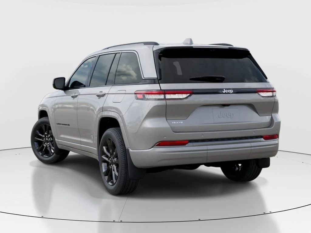 New 2026 Silver Zynith Exterior Paint Jeep Limited Reserve image 3