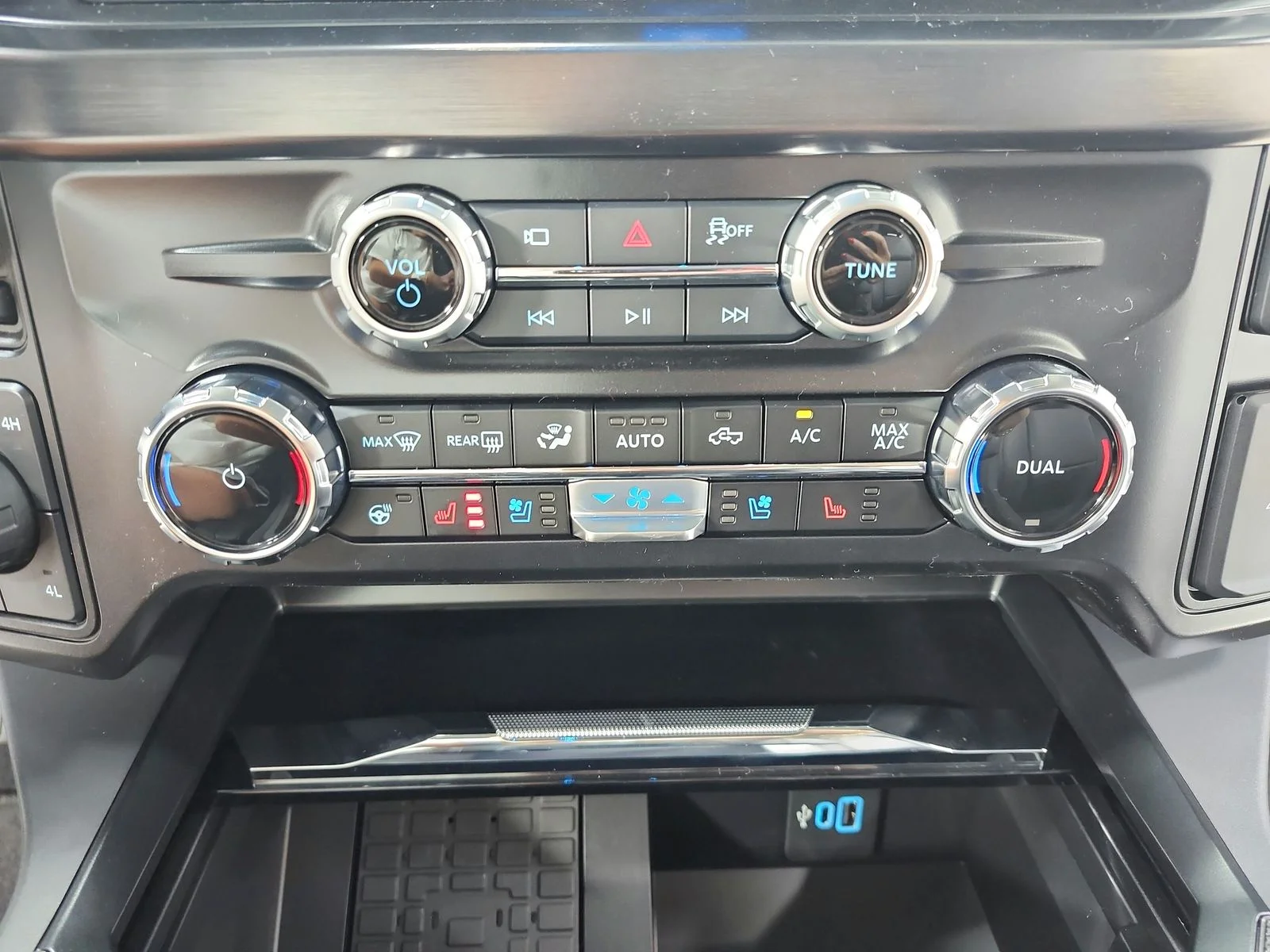 New 2026 Carbonized Gray Metallic Ford F-250® Lariat® image 32