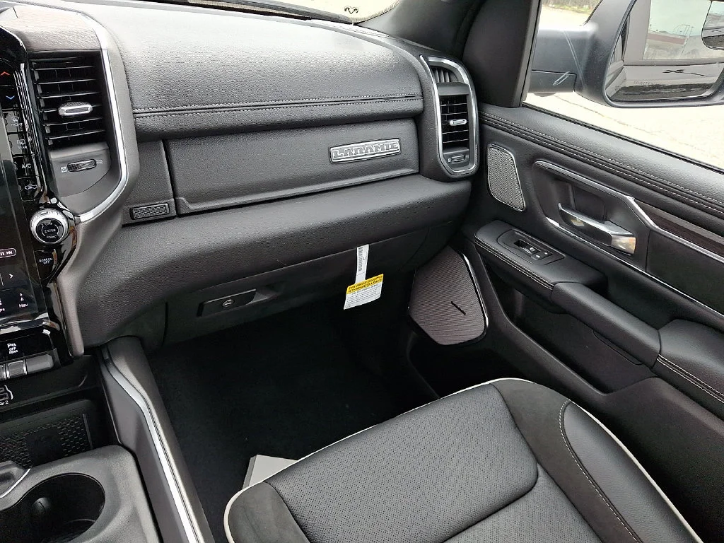 New 2027 Diamond Black Crystal Pearl-Coat Exterior Paint RAM Laramie image 12