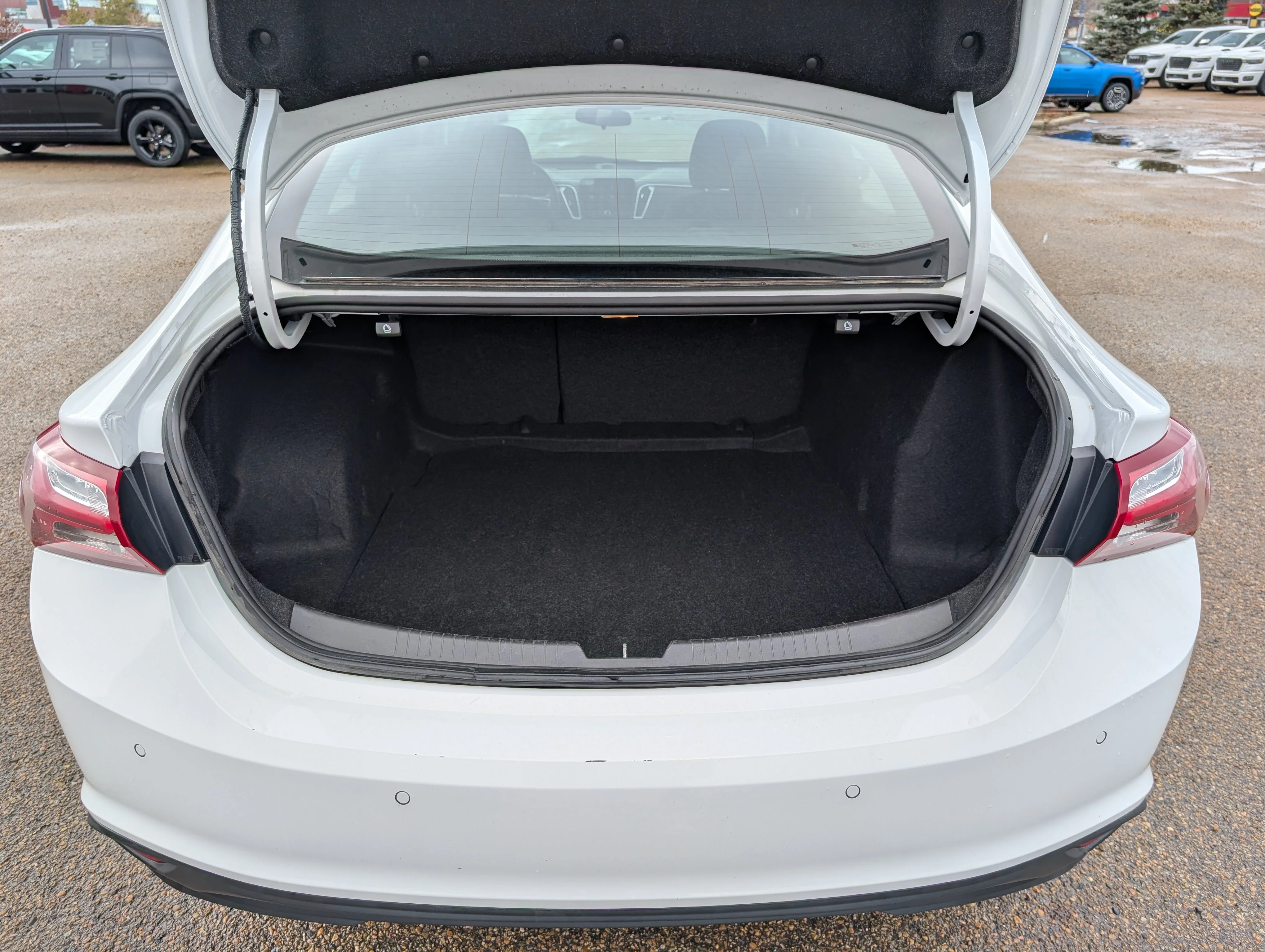 Used 2024 Summit White Chevrolet 1LT image 6