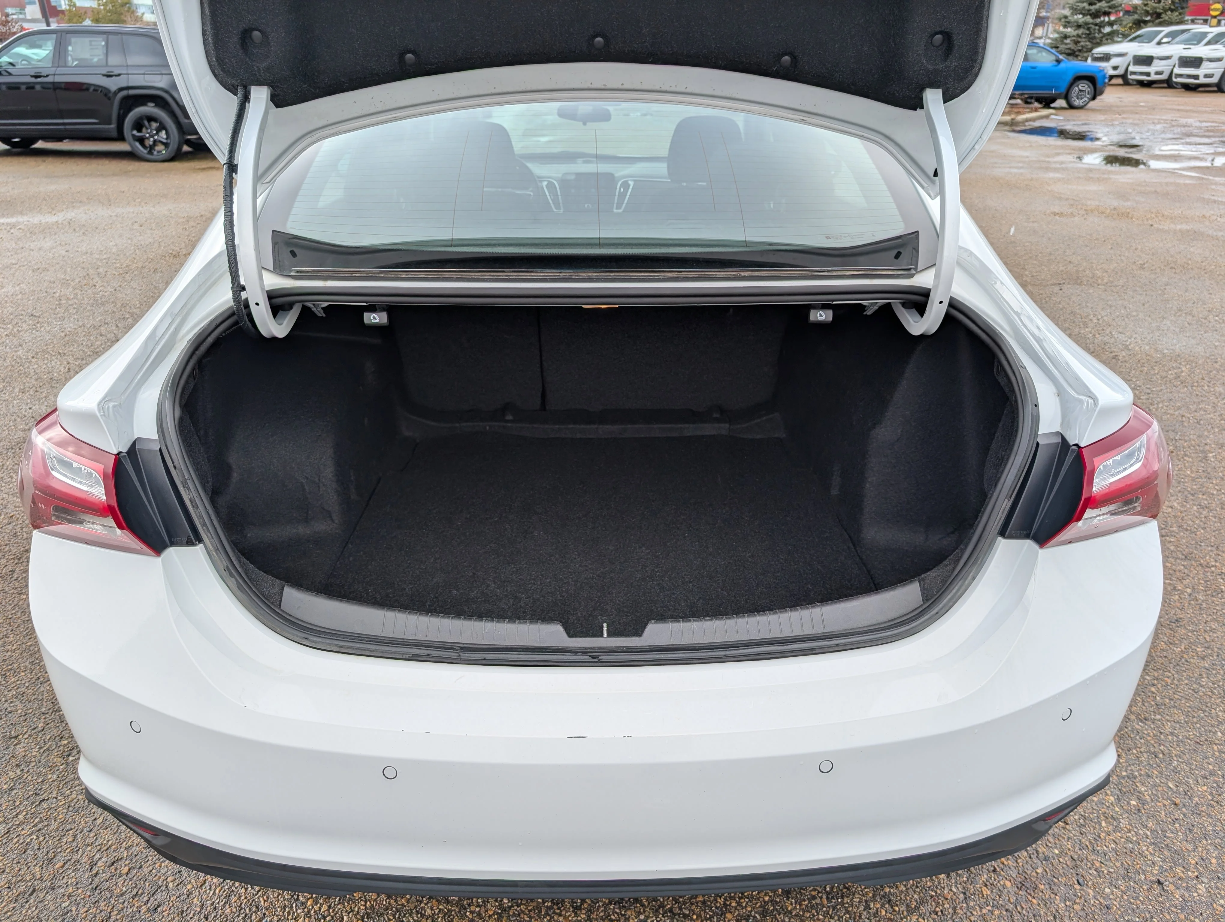 Used 2024 Summit White Chevrolet 1LT image 6