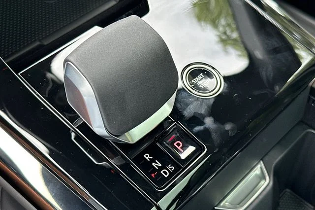 New 2026 Fuji White Land Rover SE image 20