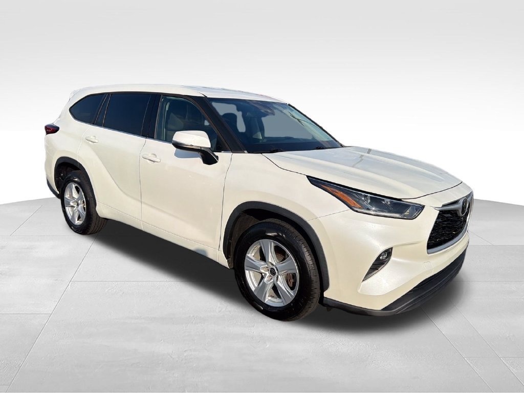 Used 2021 White Toyota LE image 7