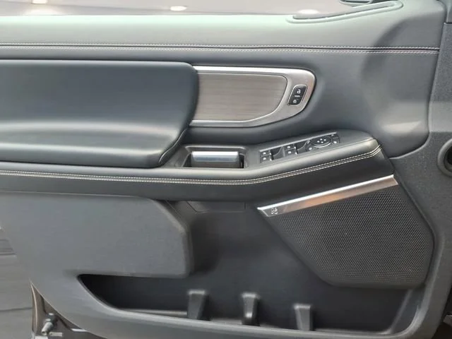 Used 2025  Ford Platinum image 14
