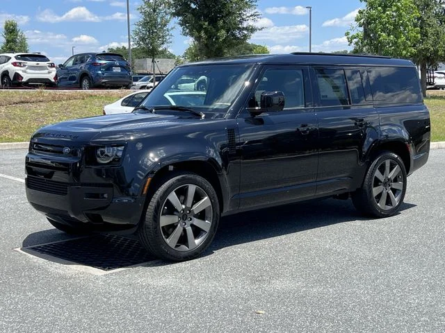 2026 Land Rover Defender 130 X-Dynamic SE P400's photo