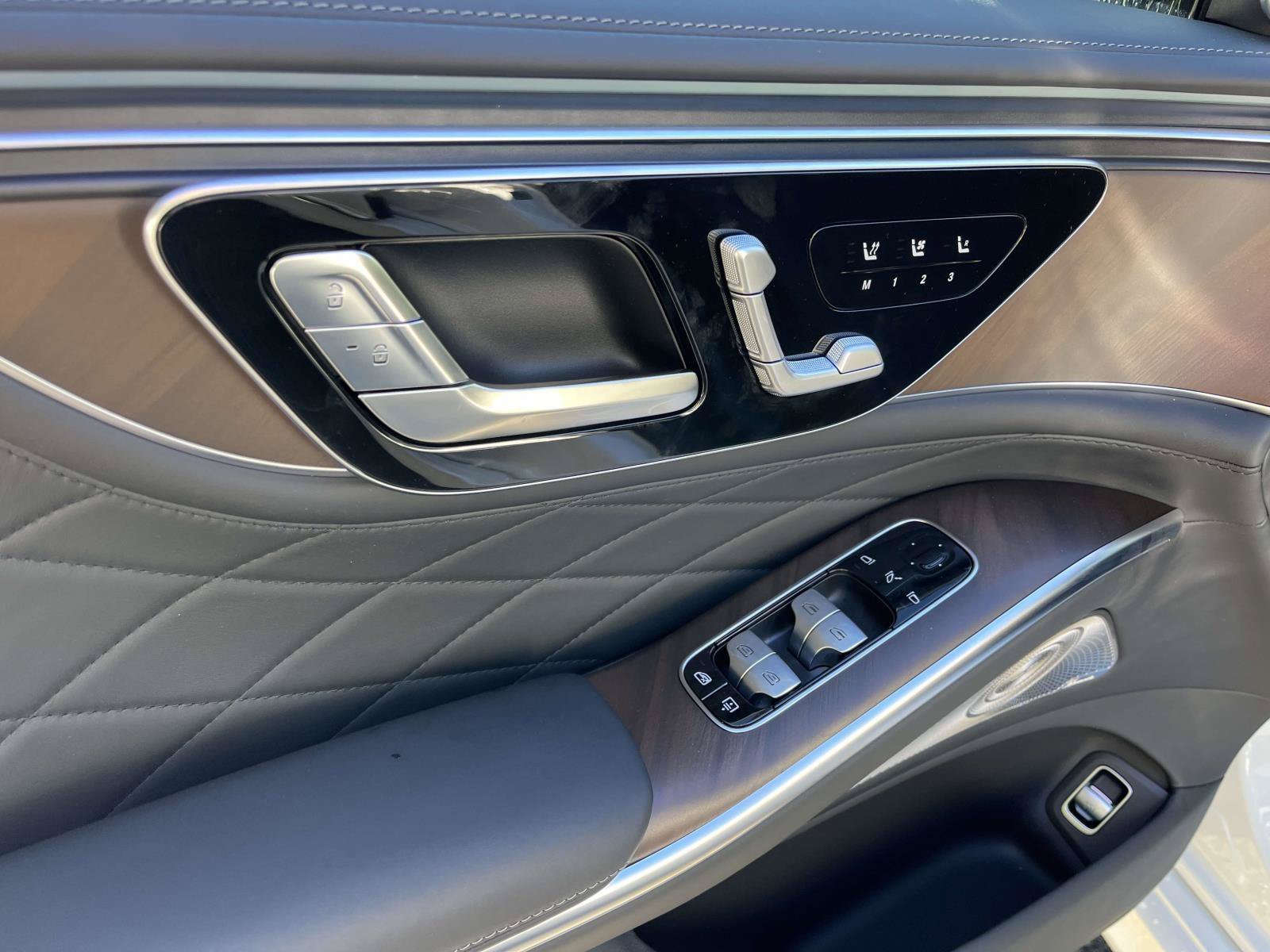 New 2027 MANUFAKTUR Moonlight White Metallic Mercedes-Benz S 580 4MATIC® Sedan image 18